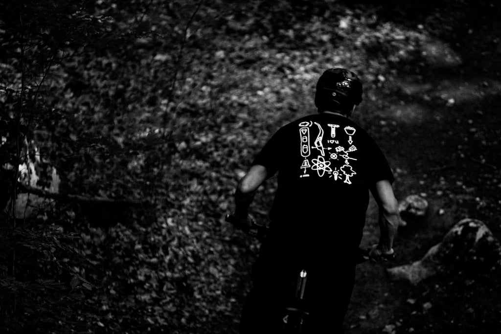Mountainbiker mit OAK Sketchy Lines Shirt in schwarz